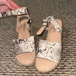 Stylish Snake Print Sandals